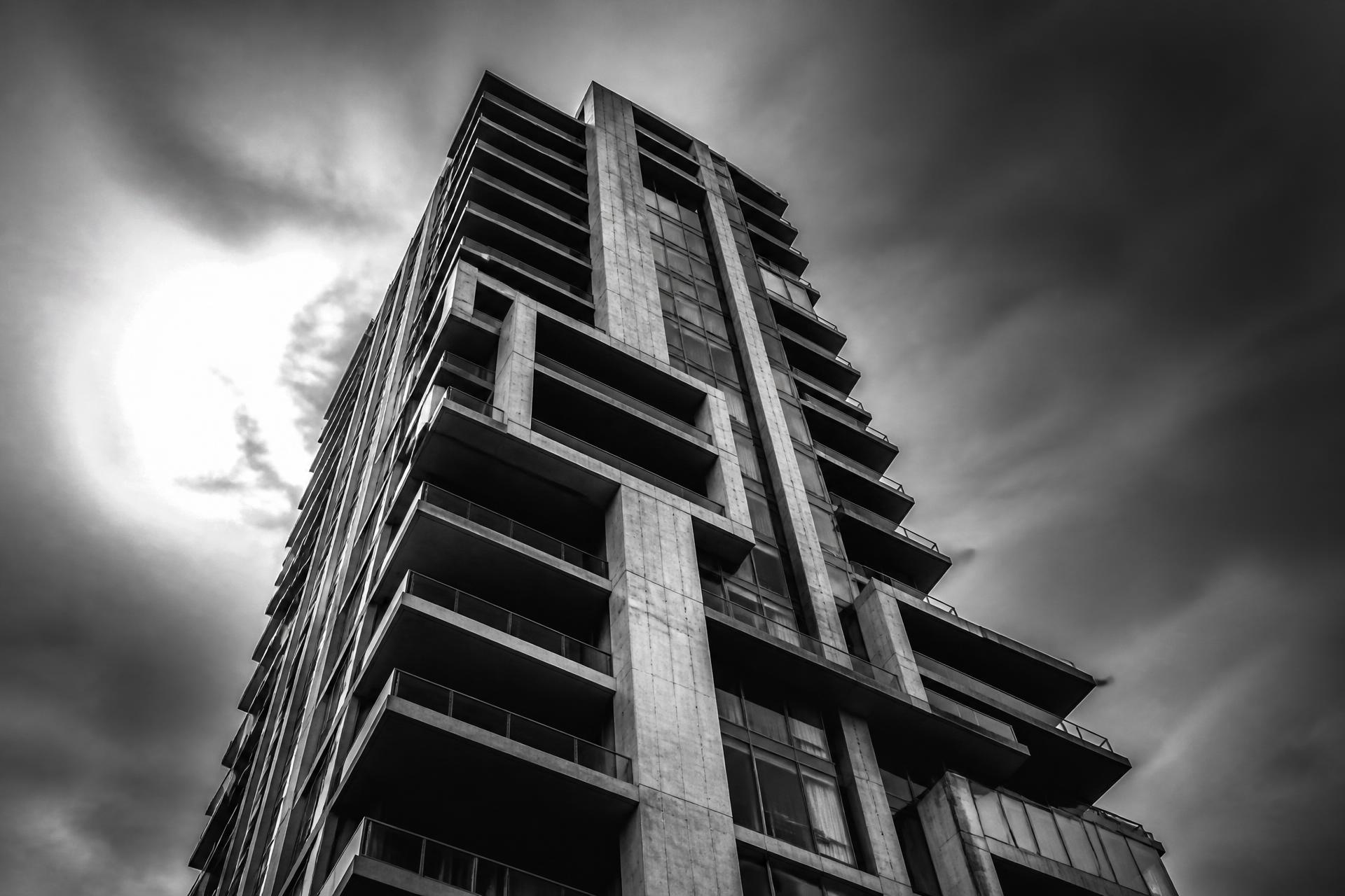 Torre residencial moderna vista de baixo em preto e branco